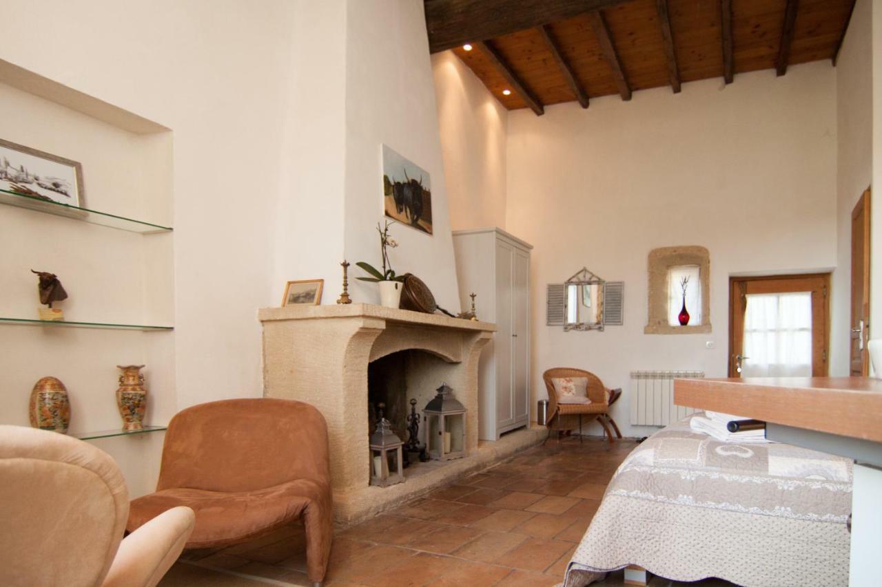 Mas De La Rivoire B&B Villevieille Bagian luar foto
